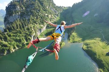 开云体育平台APP-赛道与球场，从F1年度争冠到76人防守艺术的竞技启示